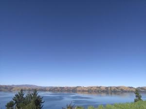 a view of a river with mountains in the background at La cabaña de sol in Aquitania