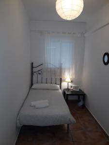 sypialnia z łóżkiem i lampką na stole w obiekcie Cristinas Palace w Sewilli