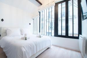 パリにあるDreamyflat - Eiffel tower llのベッドルーム(白いベッド1台、大きな窓付)