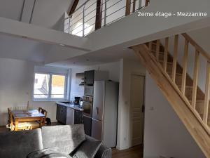 a living room with a couch and a kitchen at Appartements Boulonnais in Boulogne-sur-Mer