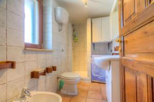 a small bathroom with a toilet and a sink at Appartamento a pochi passi dal mare in Formia
