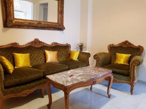 Sala de estar con 2 sofás y mesa de centro en Homely Stay @Acropolis Museum, en Atenas