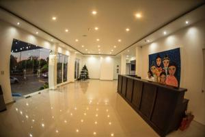 a hallway with a christmas tree in a building at Hotel Santa Cruz Juchitan in Juchitán de Zaragoza