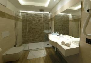 Koupelna v ubytování Hotel Federia + 21 fotografií