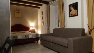 Rúm í herbergi á Ristorante Albergo Corona