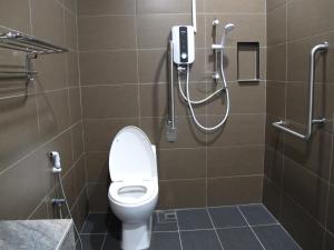 a bathroom with a toilet and a shower at HOTEL SUKARAMAI in Kampung Gurun