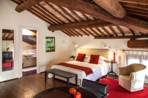 una camera con un grande letto e un bagno di Villa Ormaneto a Cerea