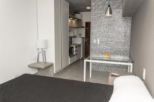a living room with a bed and a kitchen at Dickens Apart in Salta