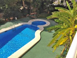 una piscina en un patio junto a una casa en Apartamento Ca n'Antonia 092 by Mallorca Charme, en Can Picafort
