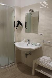 W łazience znajduje się umywalka oraz prysznic z lustrem. w obiekcie B&B Del Corso w mieście San Cataldo