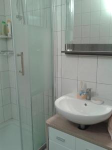 Kúpeľňa v ubytovaní Heart of Vis and Kut area Apartman Romandic