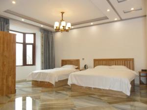 Giường trong phòng chung tại Yabuli Qingyun Town Deluxe (log cabin) Villa