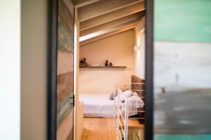 - une chambre avec des lits superposés et une porte menant à une chambre dans l'établissement Creative Design House Golf & SPA, à Pozzolengo