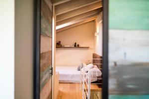 Dormitorio con litera y puerta que conduce a una habitación en Creative Design House Golf & SPA, en Pozzolengo