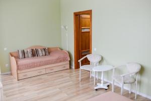 トラスコヴェッツにあるGreen Apartments Bandery 35のベッドとテーブルと椅子のある寝室