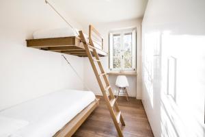 una camera con letto a castello e scala di Creative Design House Golf & SPA a Pozzolengo