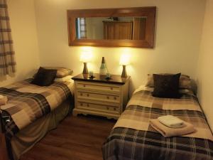 Un pat sau paturi într-o cameră la Woodburn Lodge