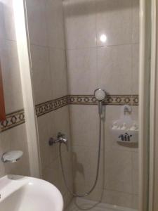 Un baño con ducha, inodoro y lavabo. en Habitacion Puerto Rico, en Puerto Rico de Gran Canaria