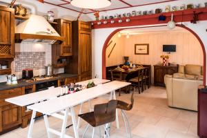 una cocina con mesa blanca y sillas. en piccadilly b&b, en Pordenone