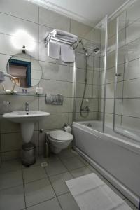 y baño con lavabo, aseo y ducha. en Safran Hotel, en Bursa