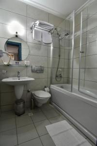 A bathroom at Safran Hotel Még 24 kép