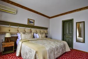En eller flere senge i et værelse på Safran Hotel