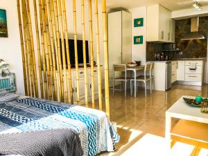 salon z łóżkiem i kuchnią w obiekcie Aloe Studio w Corralejo