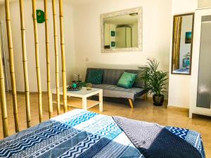salon z łóżkiem i kanapą w obiekcie Aloe Studio w Corralejo