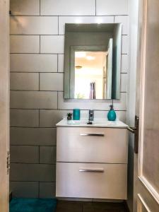 łazienka z umywalką i lustrem w obiekcie Aloe Studio w Corralejo
