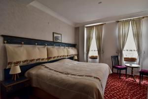 A bed or beds in a room at Safran Hotel