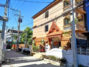 a building with a gingerbread house on a street at Anumat Premium Budget Hotel in Chiang Mai