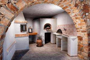 un arco en una habitación con una pared de ladrillo en Villa Paradise in Naxos, en Plaka