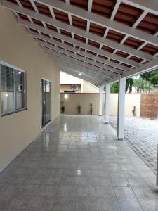 un patio vacío con toldo en un edificio en RESIDENCIAL FLAMINI, en Bombinhas