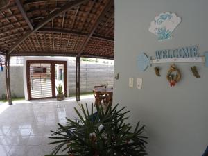 Elle offre une vue sur l'entrée d'une maison dotée d'une terrasse. dans l'établissement Pousada Corais dos Milagres, à São Miguel dos Milagres