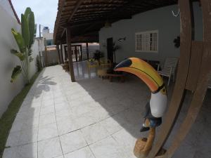 un plátano de juguete al lado de una casa en Pousada Corais dos Milagres, en São Miguel dos Milagres