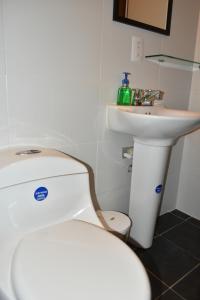 a bathroom with a toilet and a sink at Hospedaje Don Juan in Barichara