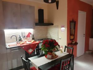 eine Küche mit einem Tisch, einem Waschbecken und einer Arbeitsplatte in der Unterkunft Suite in Milano Certosa Station in Mailand