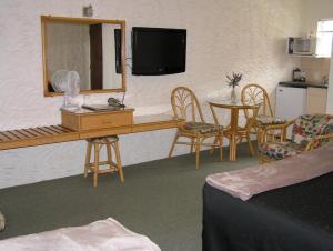 TV a/nebo společenská místnost v ubytování Coachman Motel