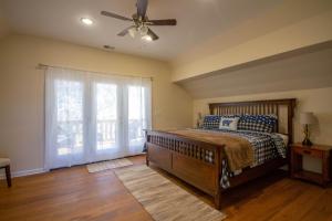 - une chambre avec un lit et un ventilateur de plafond dans l'établissement Shenandoah Manor, à Luray