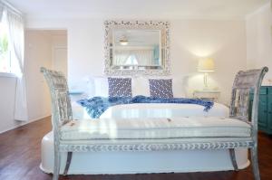 プンタ・カナにあるBeach Villas & Apartments Larimarのベッドルーム1室(壁に鏡付きのベッド1台付) +37枚の写真