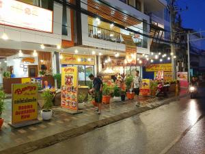 西哈努克本尼的城市酒店的一群站在商店前的人