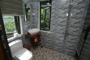 Kamar mandi di Phong Nha Mountain House