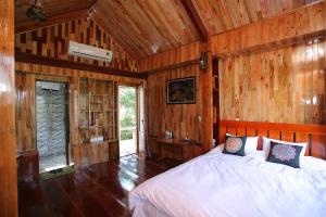 Tempat tidur dalam kamar di Phong Nha Mountain House