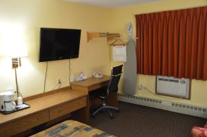 Zimmer mit einem Schreibtisch und einem Computer in einem Hotelzimmer in der Unterkunft Burnsville Inn & Suites in Burnsville