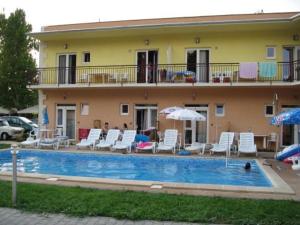 Bazén v ubytování Beach Hotel nebo v jeho okolí