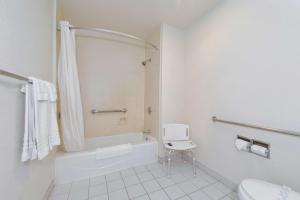 Koupelna v ubytování Atascadero Inn + 37 fotografií