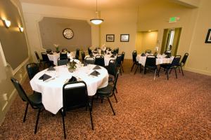 A restaurant or other place to eat at The Dalles Inn
