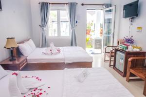 a hotel room with two beds with flowers on them at Anna Nguyễn Bungalow in Phú Quốc +83 photos