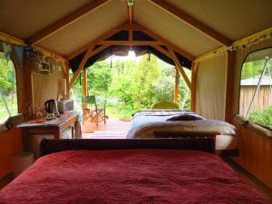 En eller flere senge i et værelse på Omarama Oasis - Permaculture Glamping