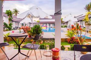 a view of the pool from the patio of a resort at Anna Nguyễn Bungalow in Phú Quốc